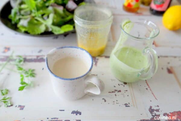 Zwarte rijst met gekleurde bietjes, wortels en halloumi
