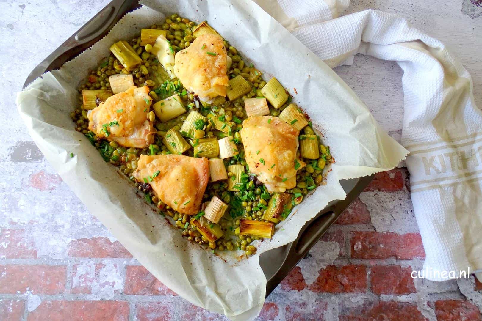 Traybake met kip, prei en erwten