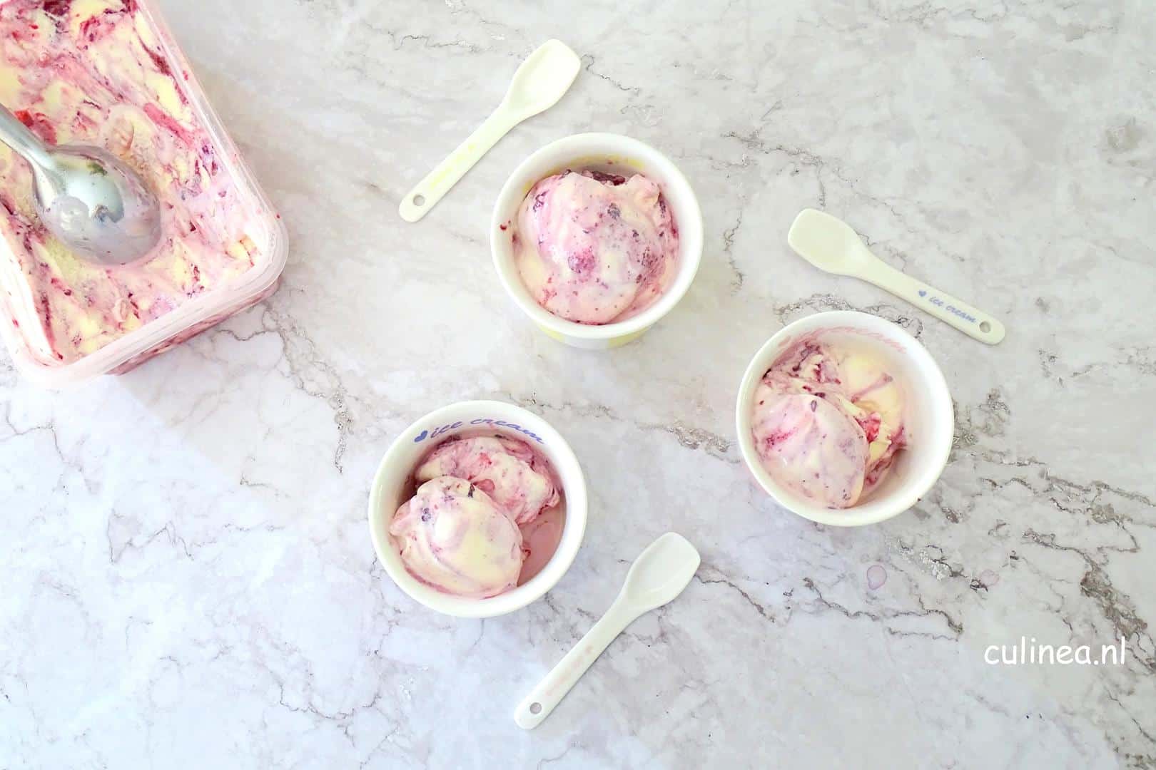 Yoghurtijs met kersencompote