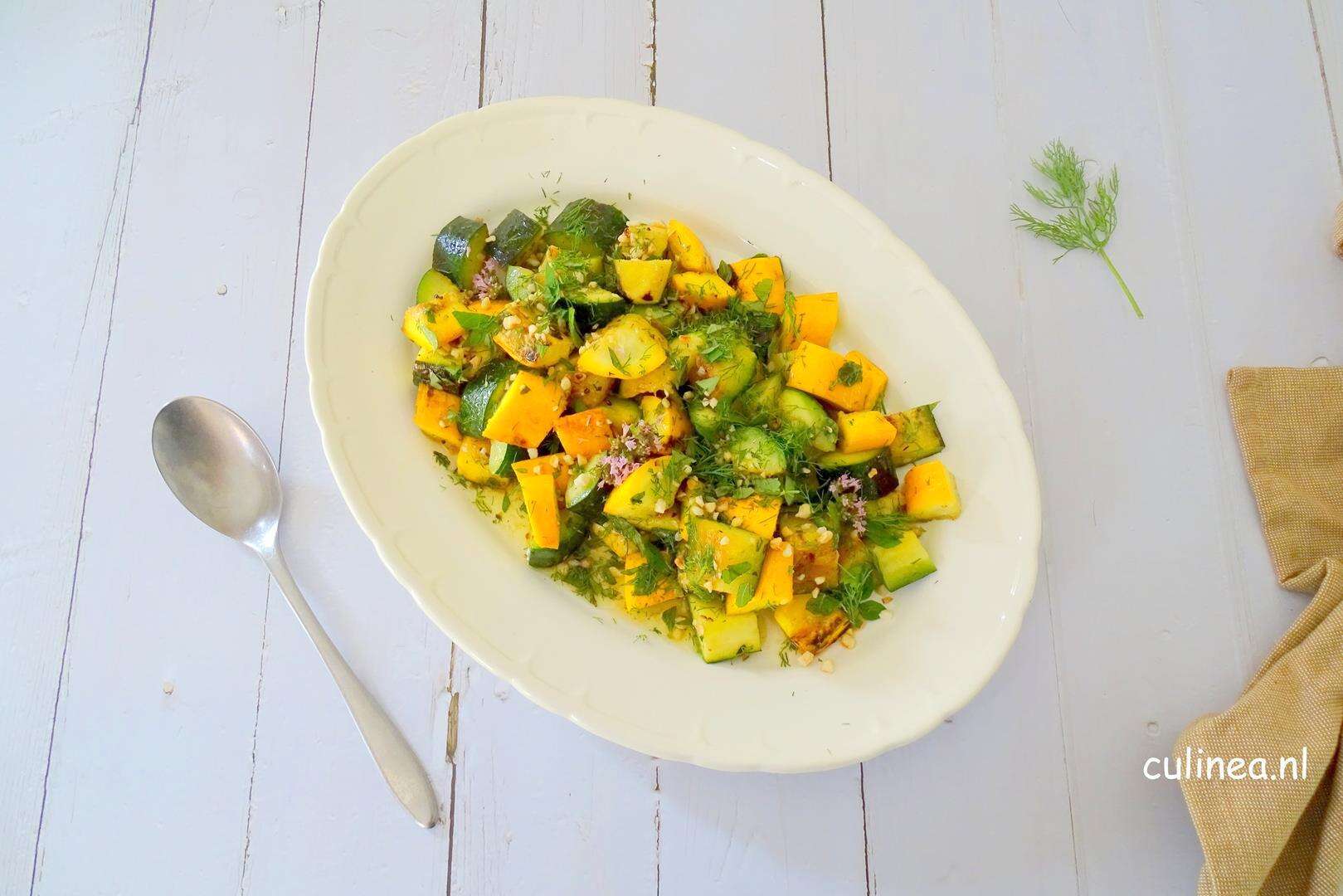 Gegrilde courgettes met noten en kruiden