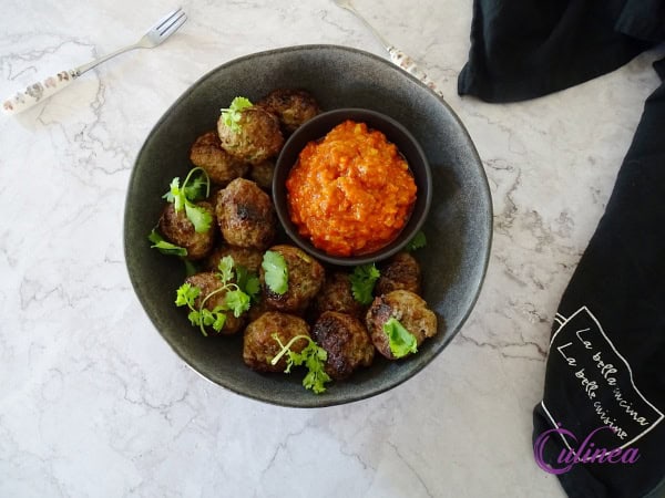 Gekruide gehaktballetjes met Romesco saus