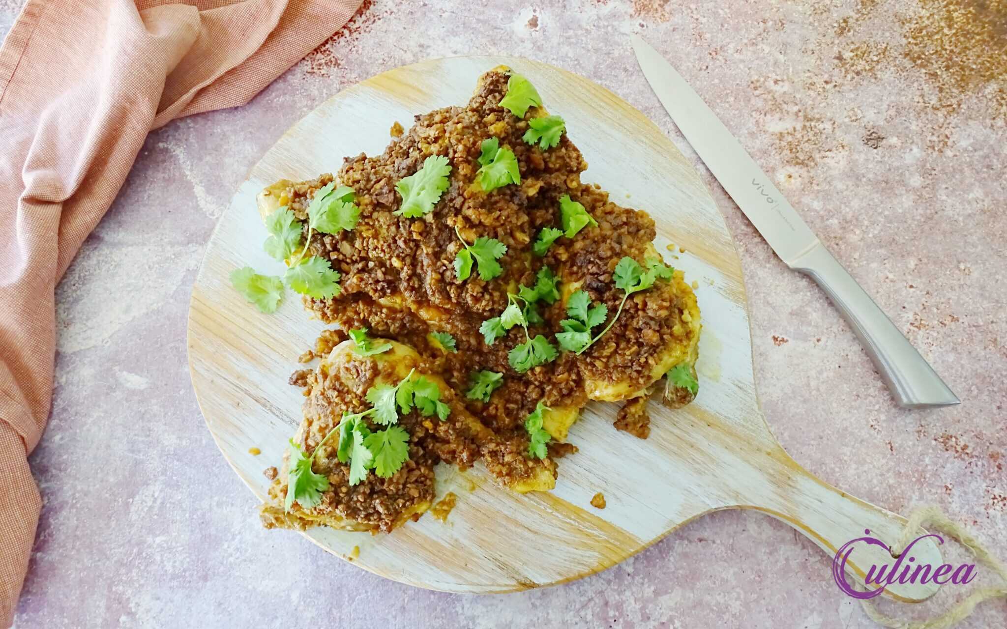 Gevlinderde kip met pindasaus