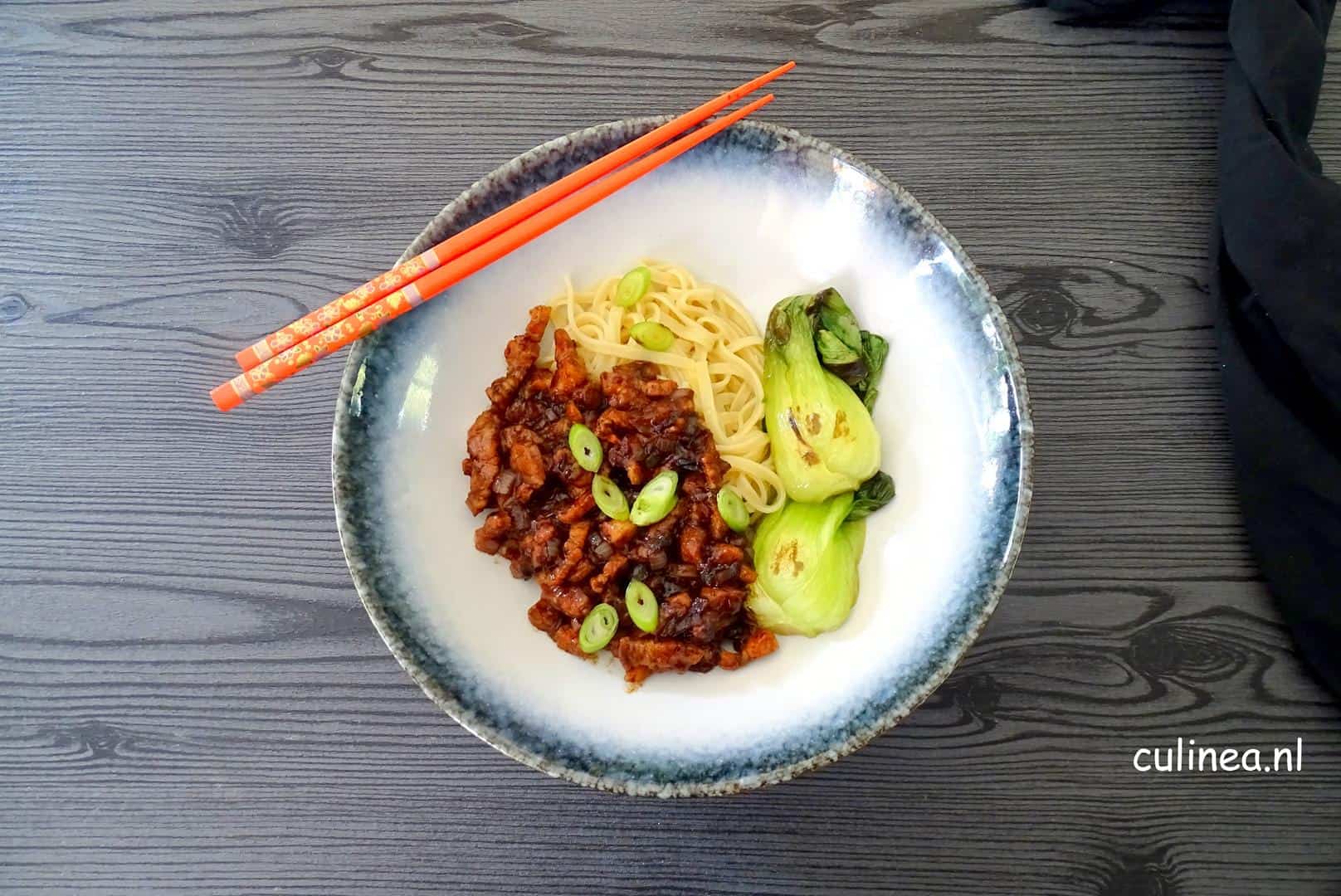 Koreaanse noedels met zwarte bonensaus