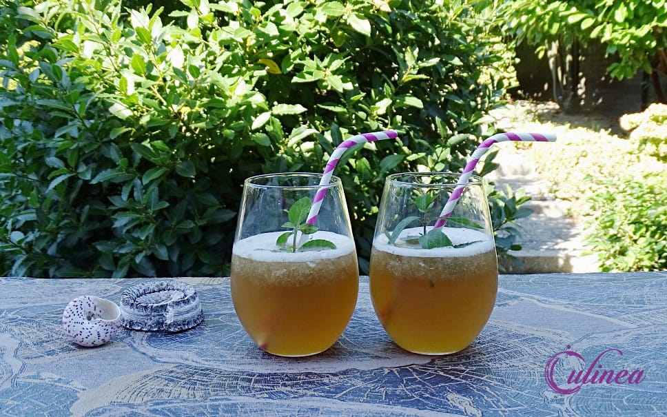 Lapsang souchong ijsthee met kokoswater