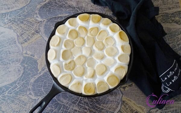 Marshmallows met chocolade en rood fruit op de bbq