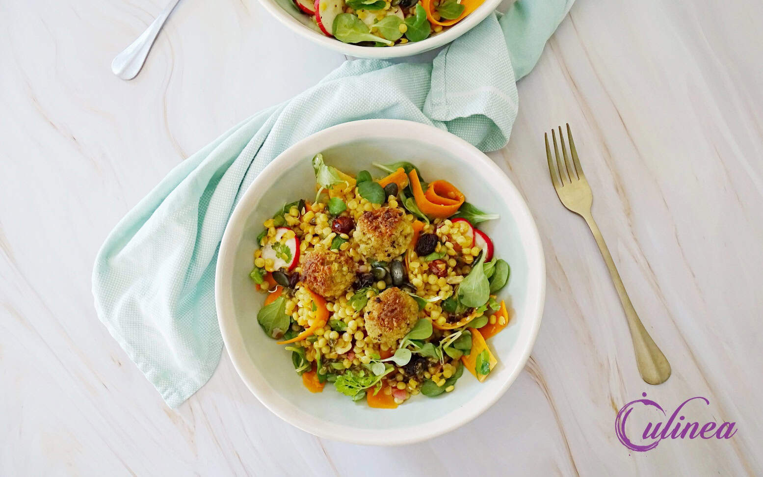 Parelcouscous en linzensalade met falafel