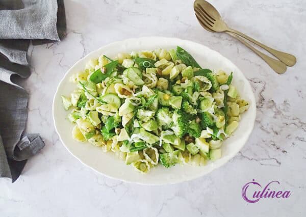 Pastasalade met groene groenten en kruiden