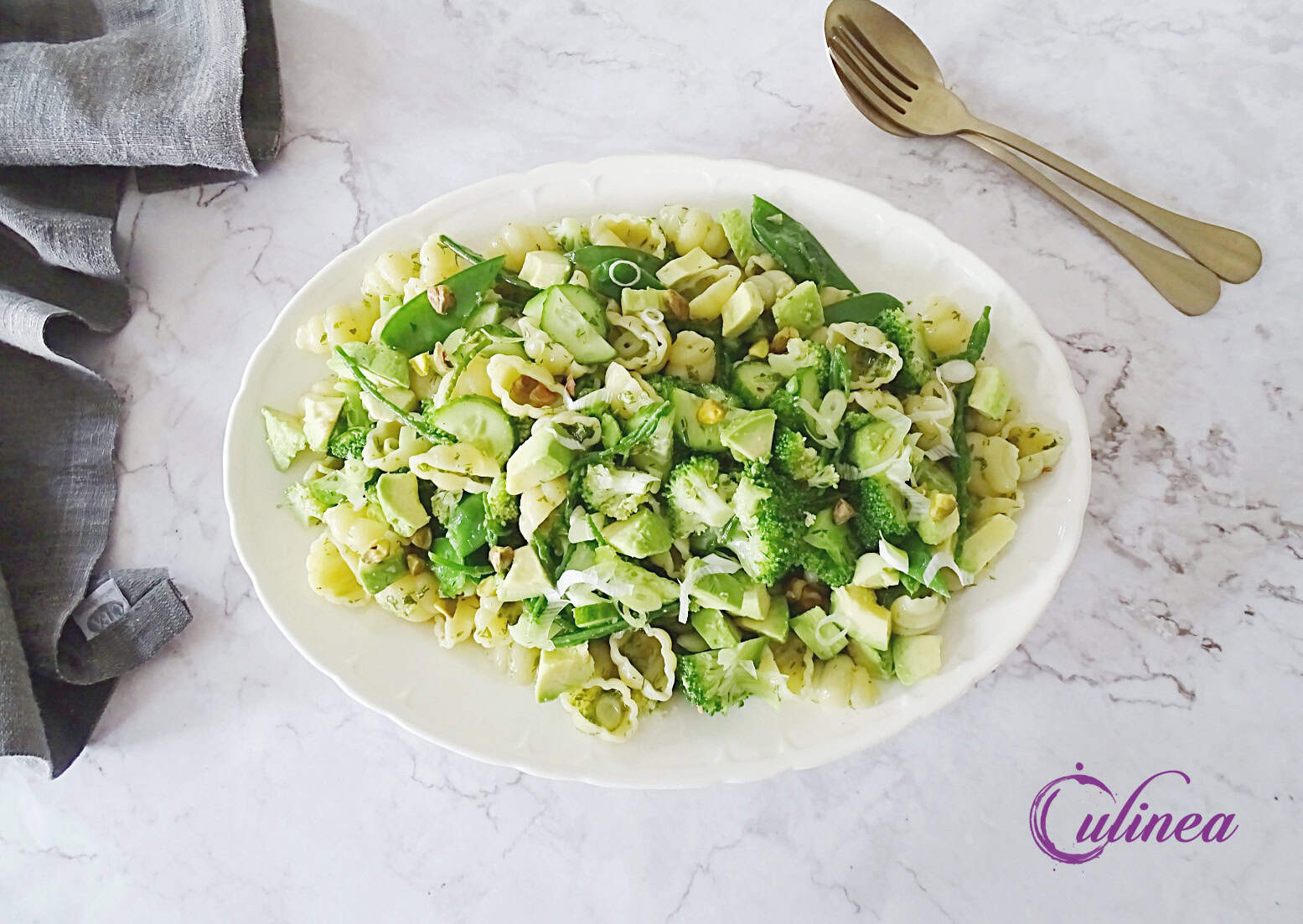 Pastasalade met groene groenten en kruiden