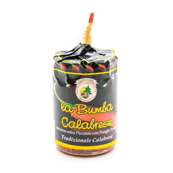 Hou jij van spicy, dan is deze pittige aardappelsalade echt iets voor jou. Je kunt de salade warm, lauwwarm of zelfs koud eten. Omdat het nu zo warm is, eten wij deze koud maar ook weer niet te koud anders komen de smaken niet goed tot zijn recht. Op kamertemperatuur dus. Het is trouwens een te lekker bijgerecht voor bij de barbecue, dus steek die maar alvast aan. Pittig Deze aardappelsalade is zo pittig door het gebruik van La Bomba Cabrese*, een zeer pikante Italiaanse chilipasta op basis van eekhoorntjesbrood, aubergine en peperoncino in olie. Het wordt als gemiddeld pittig verkocht, maar geloof mij ….. het is super pittig! Het potje is niet voor niets verpakt als een bommetje. Gebruik eerst een klein beetje, je kunt altijd meer toevoegen. Je kunt dit pittige goedje online bestellen, mocht je het niet kunnen vinden of niet willen kopen, vervang het dan door bijvoorbeeld sambal. Waarschijnlijk heb je dat wel in huis. Als je die pittige saus toch gaat kopen, kan je het nog gebruiken in heel veel andere gerechten. Het potje blijft namelijk heel lang goed in de koelkast. Meng het bijvoorbeeld door hummus, smeer wat op een sandwich, meng het door yoghurt voor een lekkere dip bij rauwkost, gebruik het voor marinades, vinaigrettes of geef een pastasaus een extra kick ermee. Aardappelen Wij eten niet zo vaak aardappelen, maar een aardappelsalade in de zomer vind ik weer heerlijk. En het fijne van zo’n salade is, dat je het van tevoren kunt bereiden. Kook de aardappeltjes alvast en laat ze iets afkoelen voordat je ze door de dressing mengt. Hierdoor trekken de smaken ook nog beter in de aardappel. Ik heb krieltjes met schil voor de salade gebruikt. Je kunt ook een andere kleine soort aardappel nemen zoals bijvoorbeeld een Opperdoezer Ronde. In mijn blog Aardappelsoorten, lees je alles over de verschillende soorten aardappel en waarvoor je ze het beste kunt gebruiken. Tip: Het recept voor de ingelegde rode** ui vind je hier. Recept Pittige aardappelsalade: