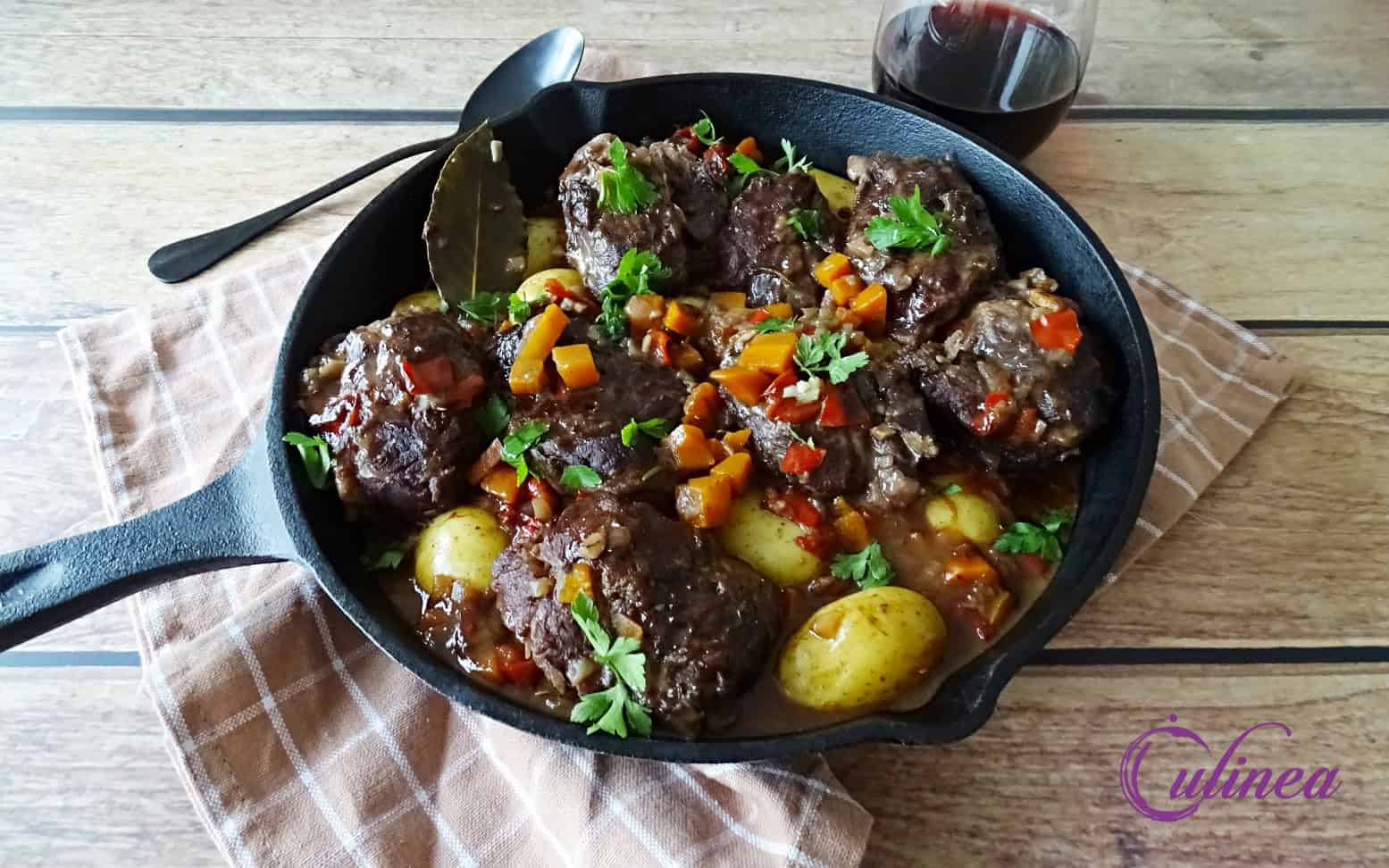 Iberico varkenswangen in rode wijn