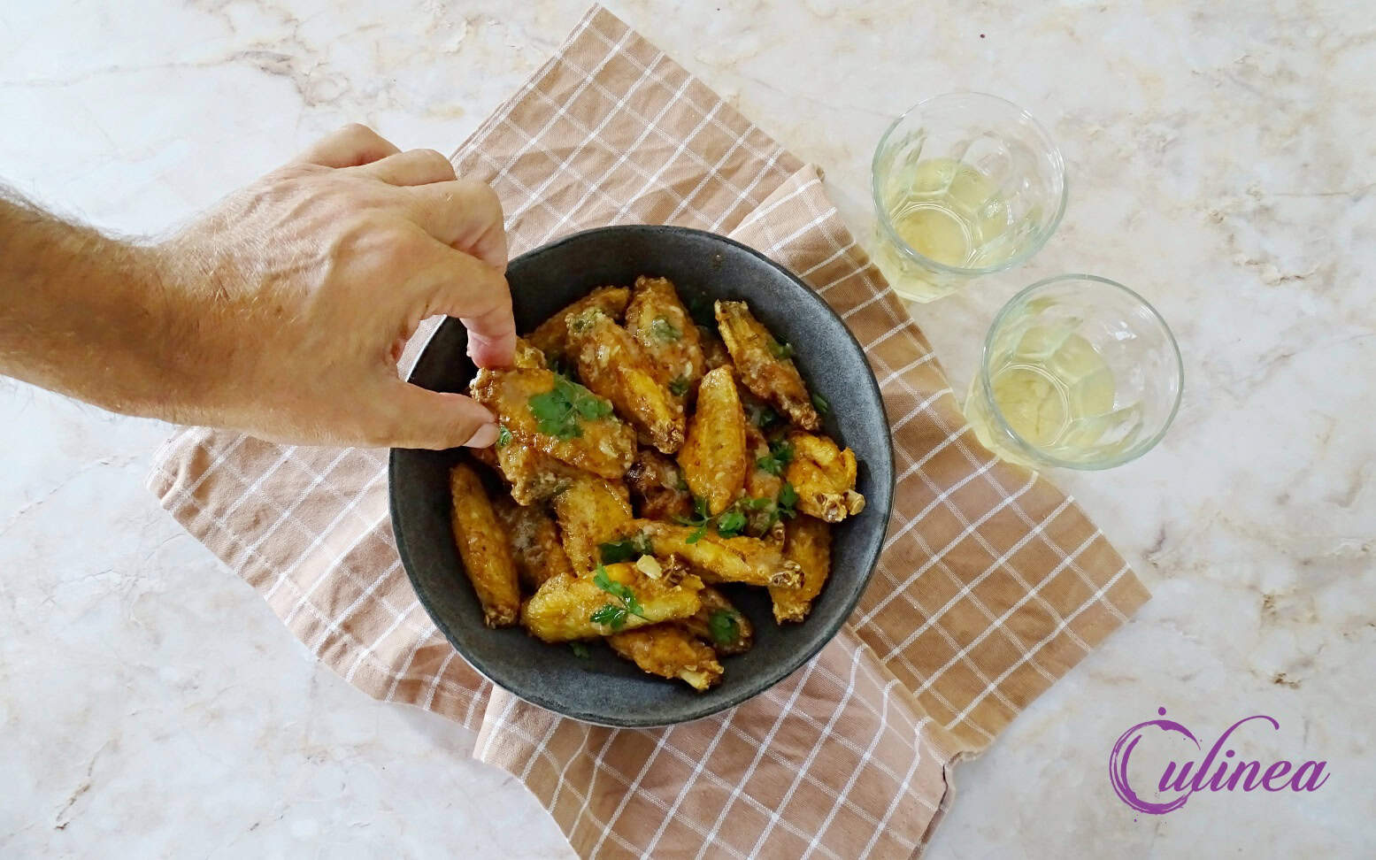 Spaanse gefrituurde kipkluifjes