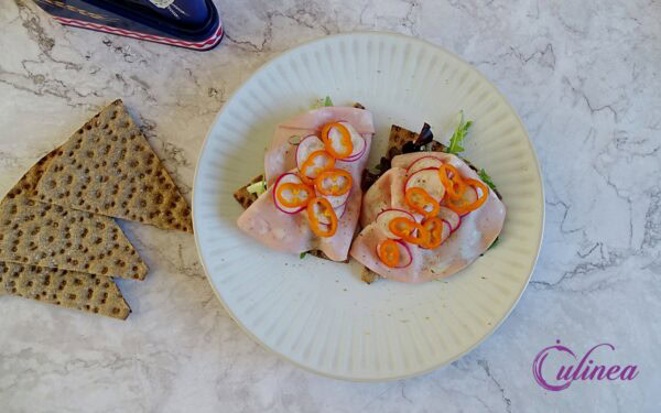 Knäckebröd met carpaccio en truffelmayonaise