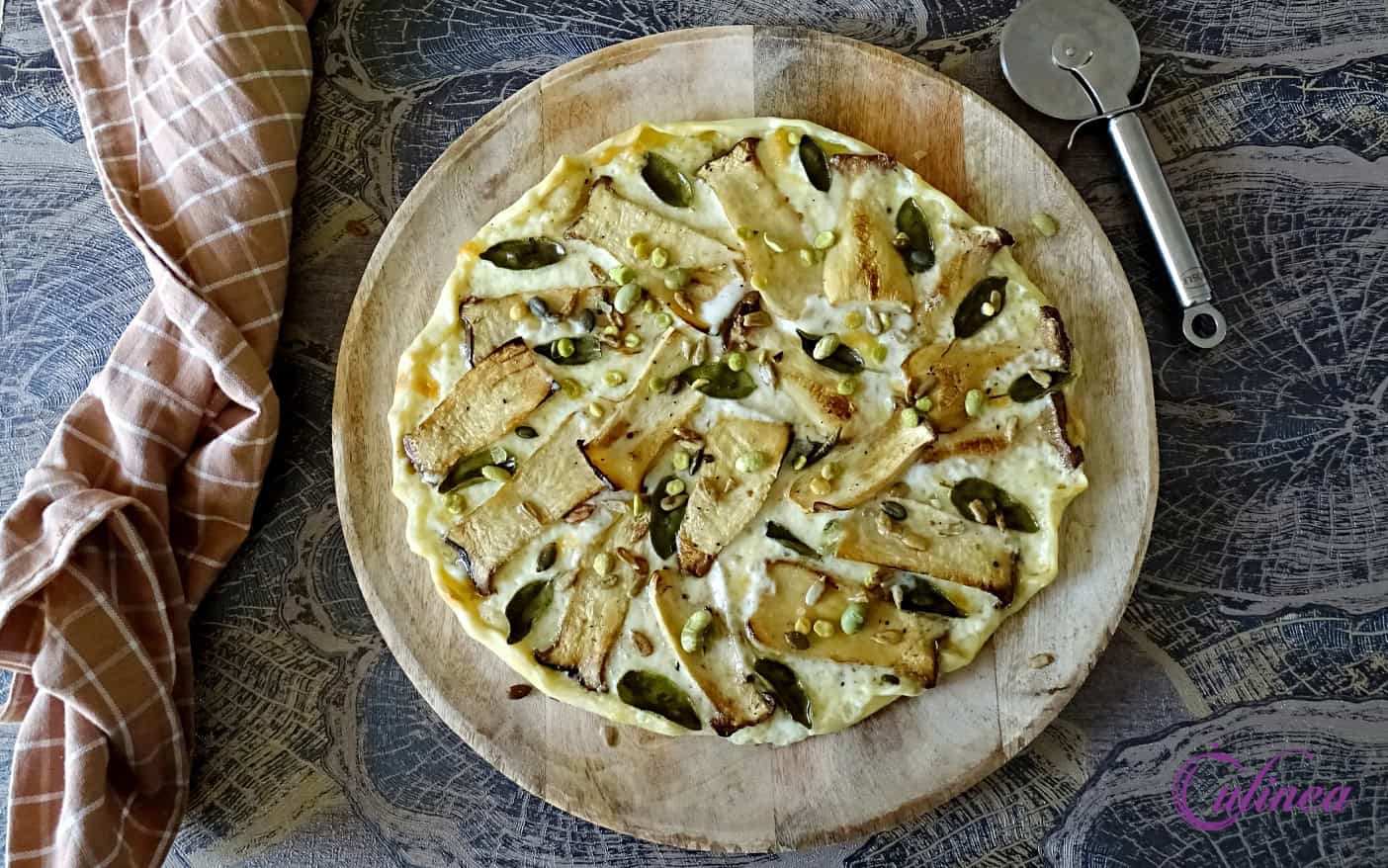 Pizza met king boleet paddenstoelen