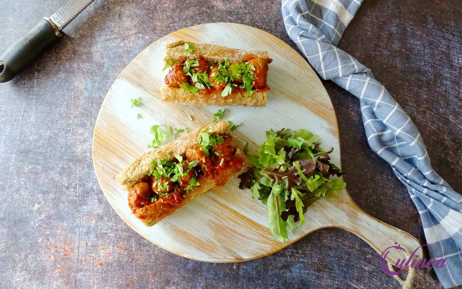 Stokbroodje met gehaktballetjes in tomatensaus