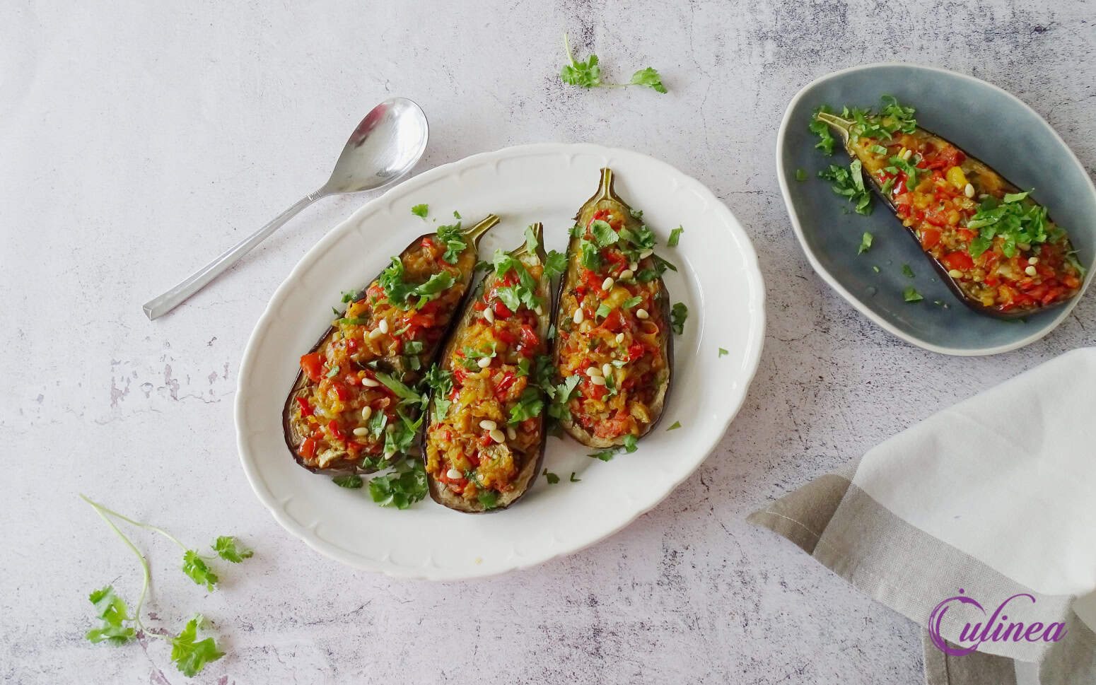 gevulde aubergines Imam bayildi op een bord
