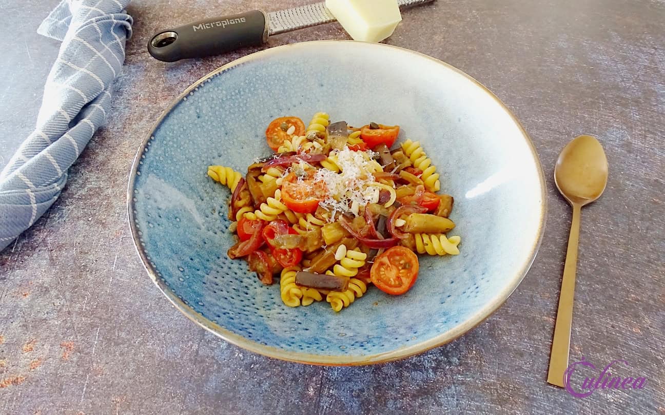 Fusilli met aubergine, tomaten en rozijnen