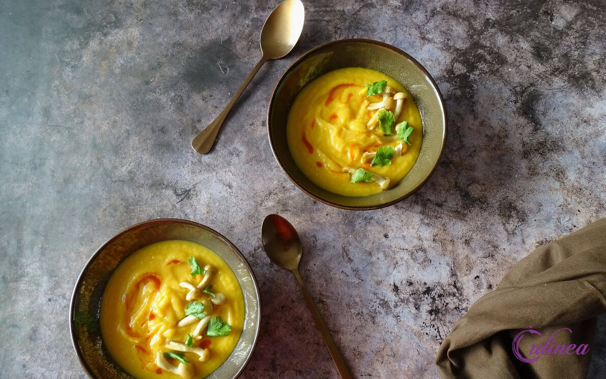 een heerlijk verwarmend soepje voor jullie. Een koolraapsoep met miso, gebakken paddenstoeltjes erop en met een paar druppels Sriracha voor extra pit.