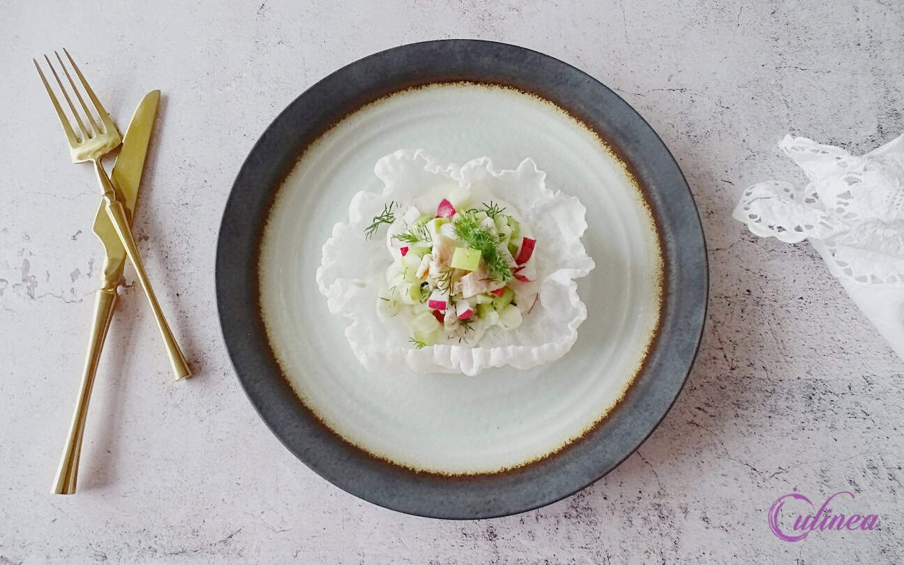 Kroepoek van rijstpapier met palingsalade
