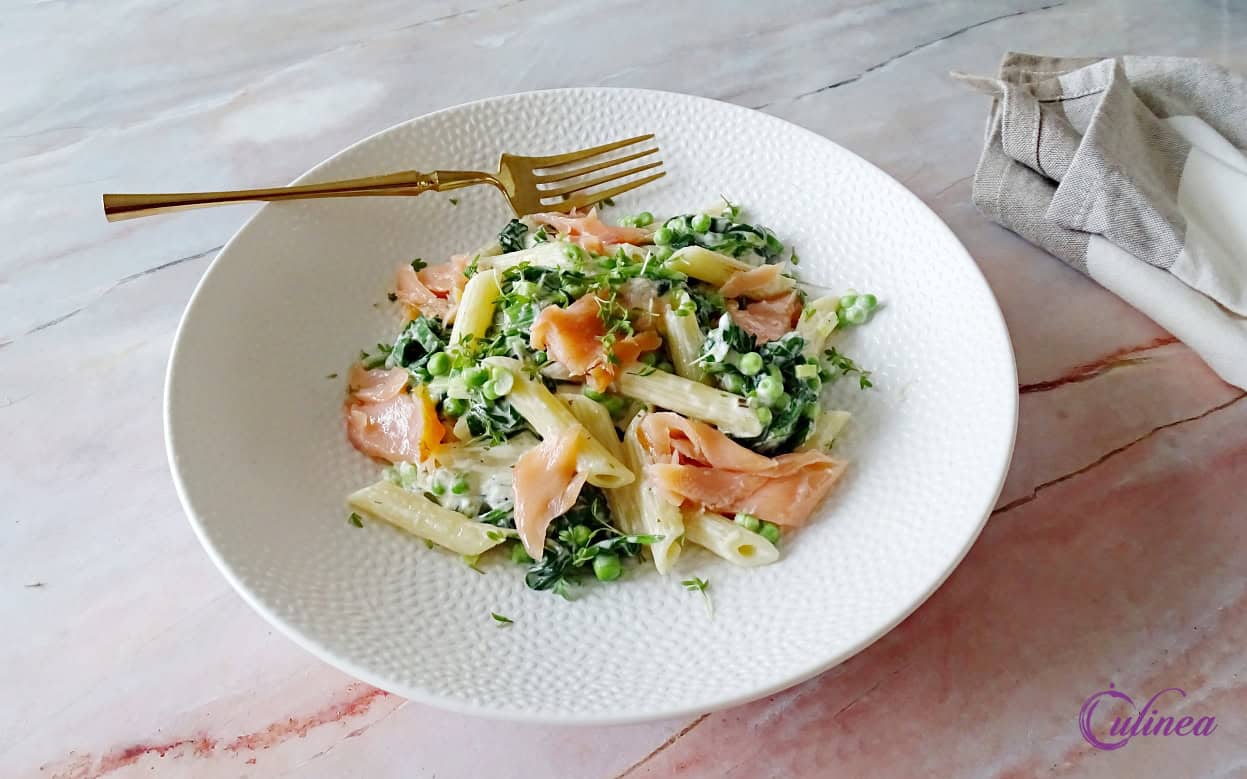 Penne met gerookte zalm en kruidenroomsaus