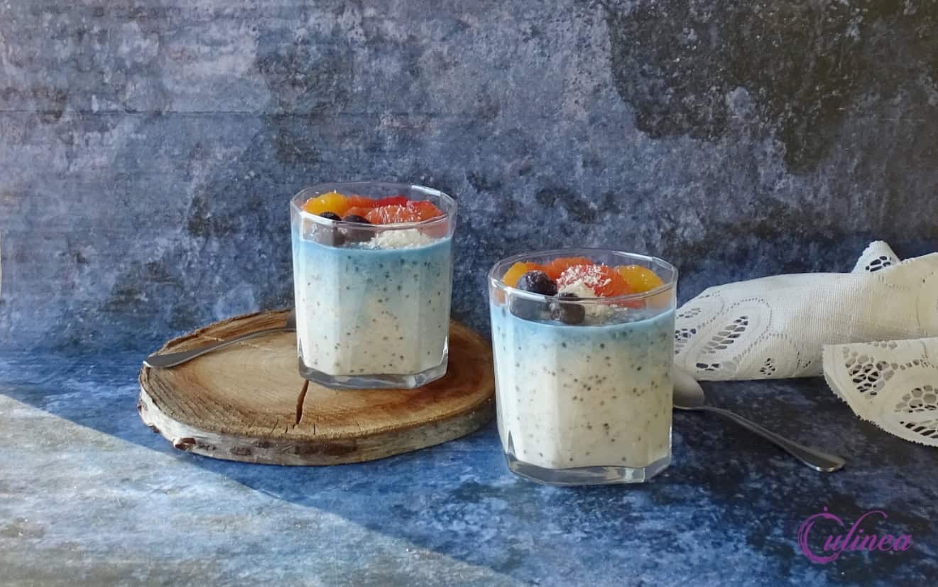 Overnight oats met butterfly pea