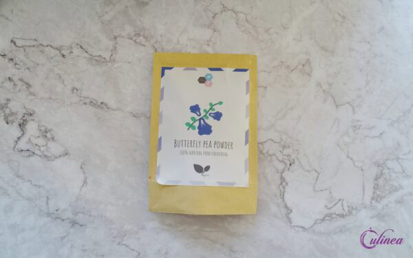 Overnight oats met butterfly pea