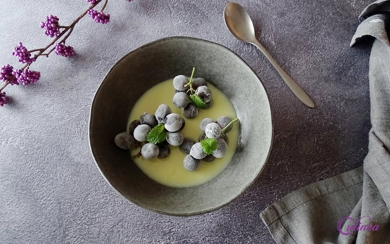 Bevroren sable druiven in witte chocoladesaus in een kom