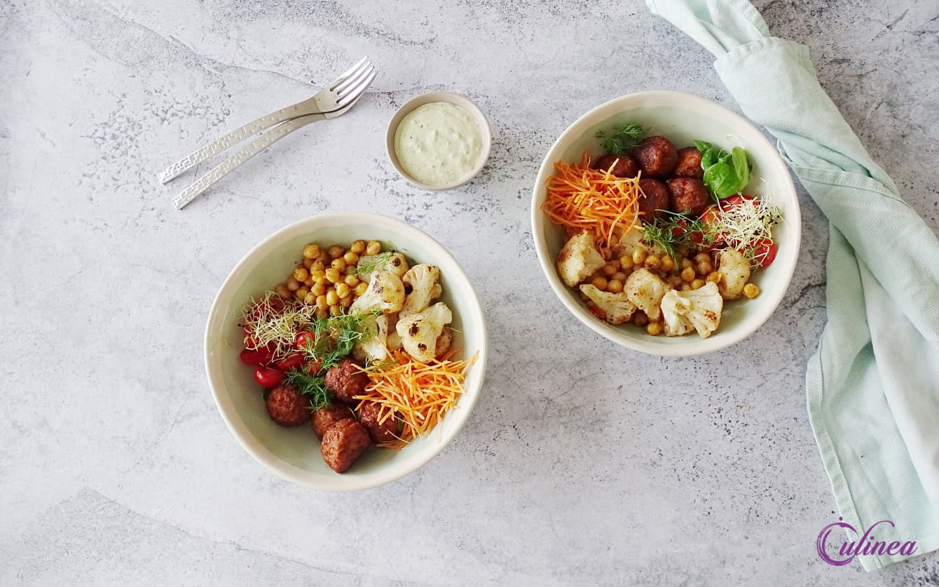 De kruidige tahini saus op deze falafel bowl met bloemkool en kikkererwten is pure magie.