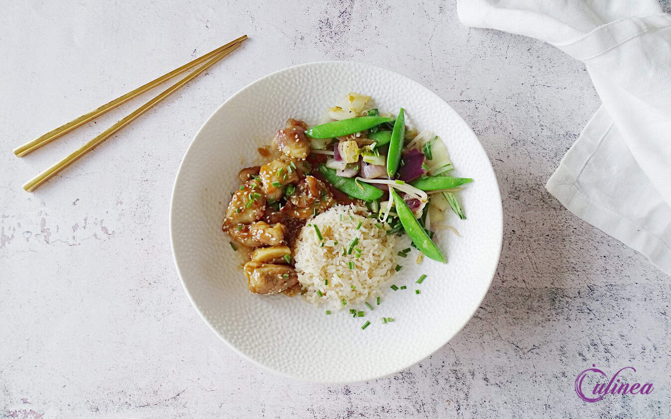 Sticky honingkip met sesam is zo eenvoudig te maken en klaar in 15 minuten. Serveer het met rijst en roergebakken groenten