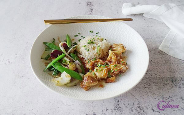 Sticky honingkip met sesam