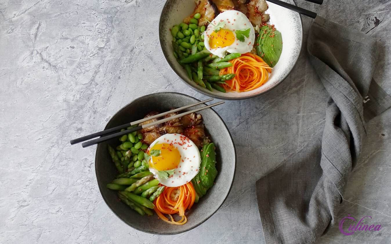 Vegetarische bibimbap met groene asperges