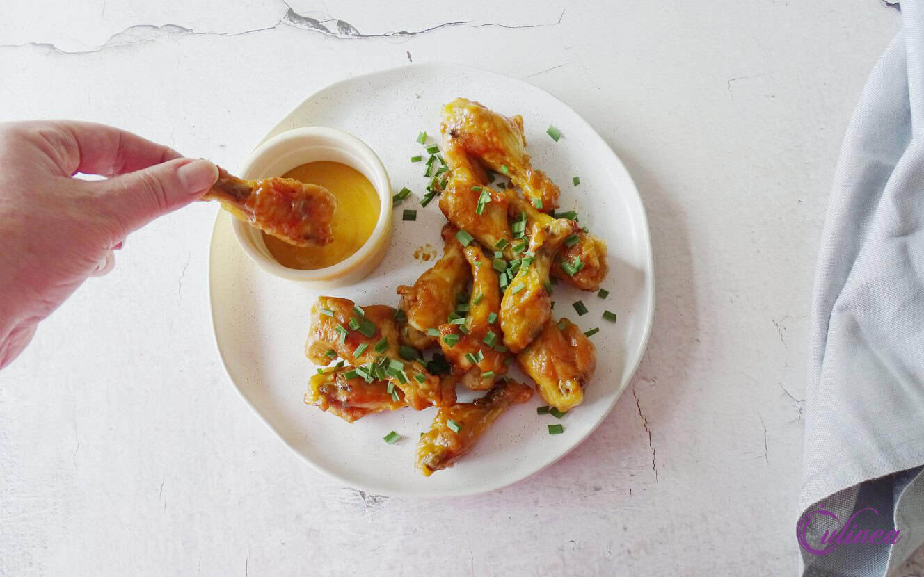 Kipkluifjes met pittige mosterd en honingsaus