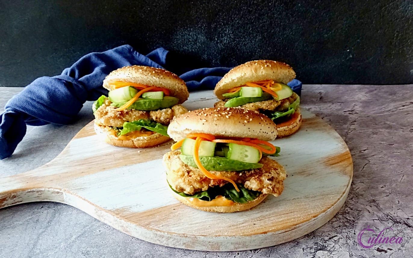 Pittige kipdijfiletburgers met gochujangsaus