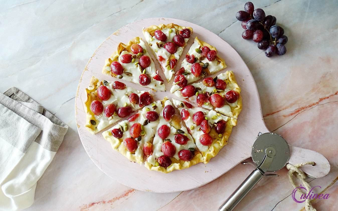 Pizza met geitenbrie en druiven