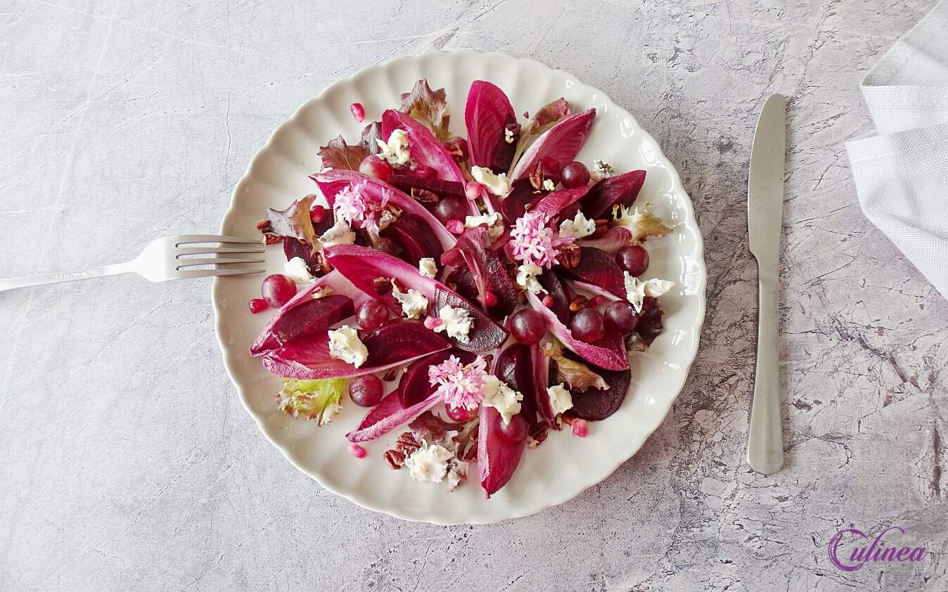 Rode salade met roodlof, biet en blauwe kaas
