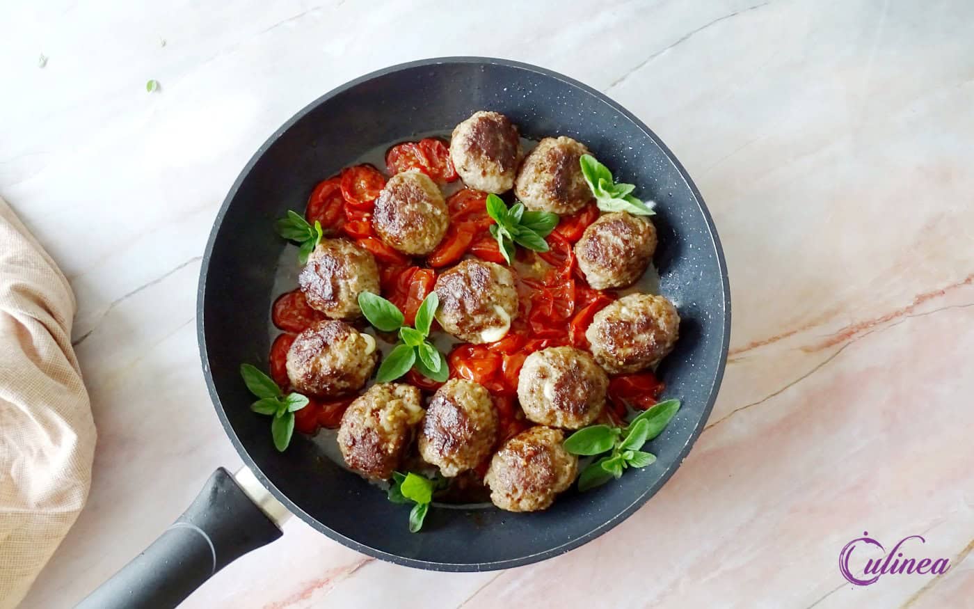 Gehaktballetjes met mozzarella en zongedroogde tomaatjes