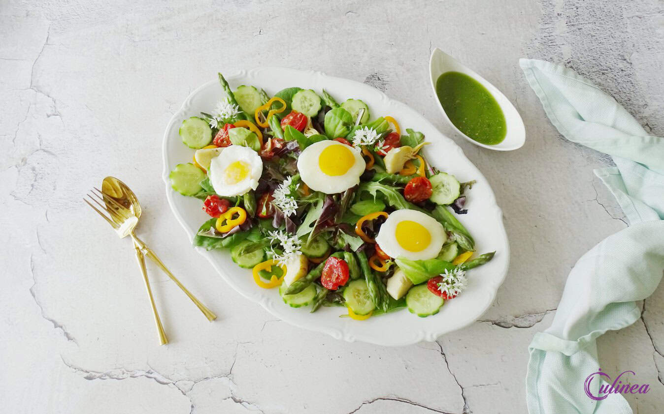 Salade met groene asperges en gepocheerde eieren