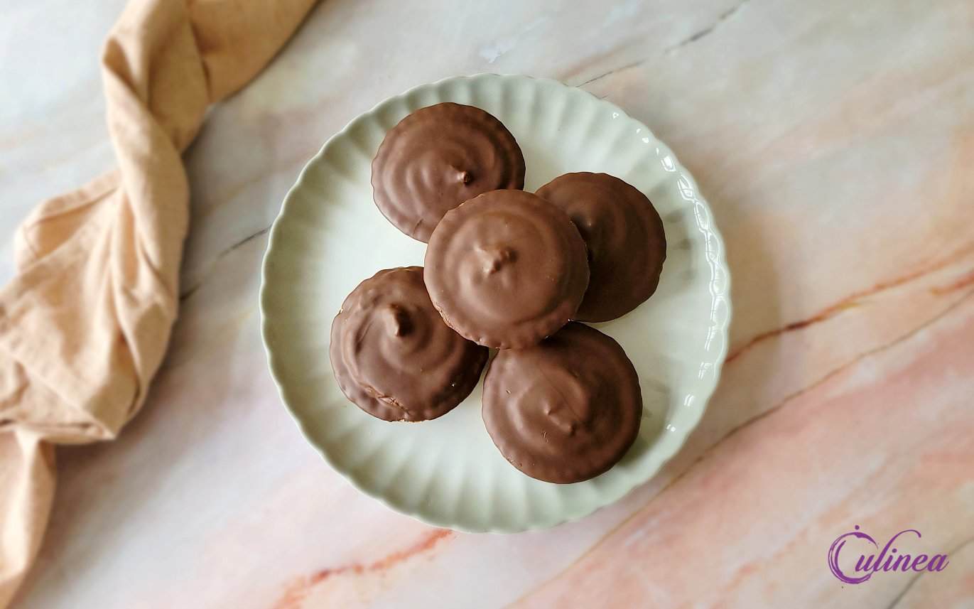 Deze pindakaas chocolade taartjes hebben een knapperige bodem