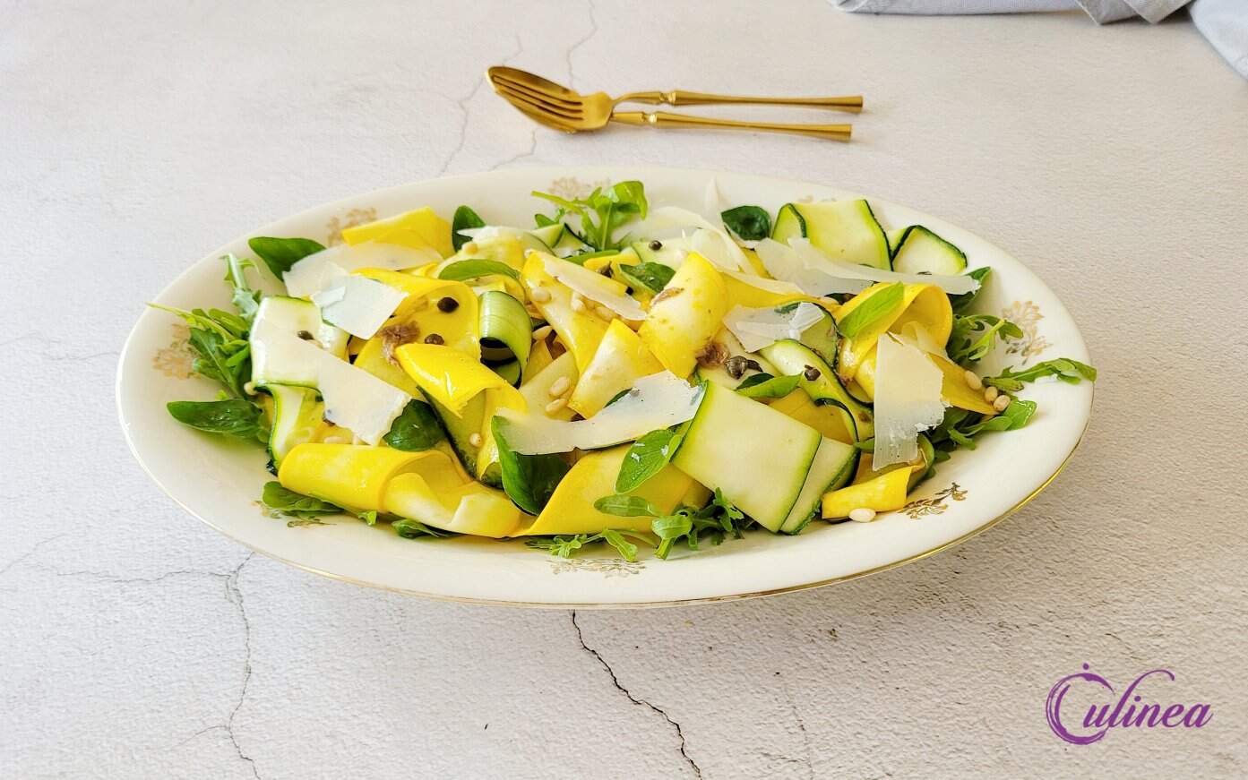 Rauwe courgette salade met kaas