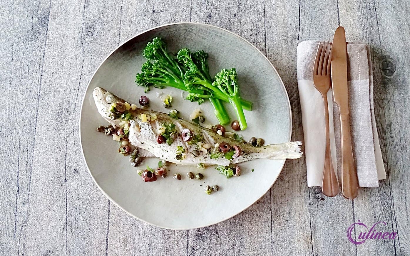 Wijting met citroen, olijven en kappertjes