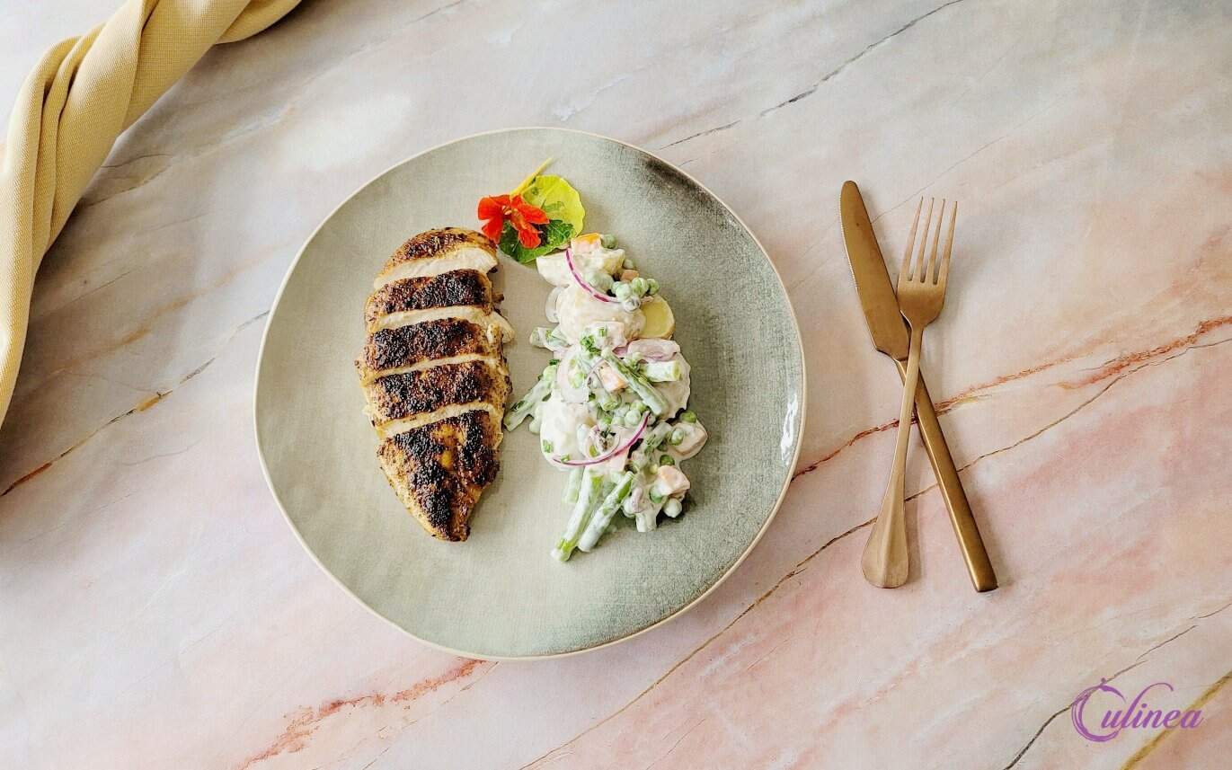 Blackened kip met Spaanse salade