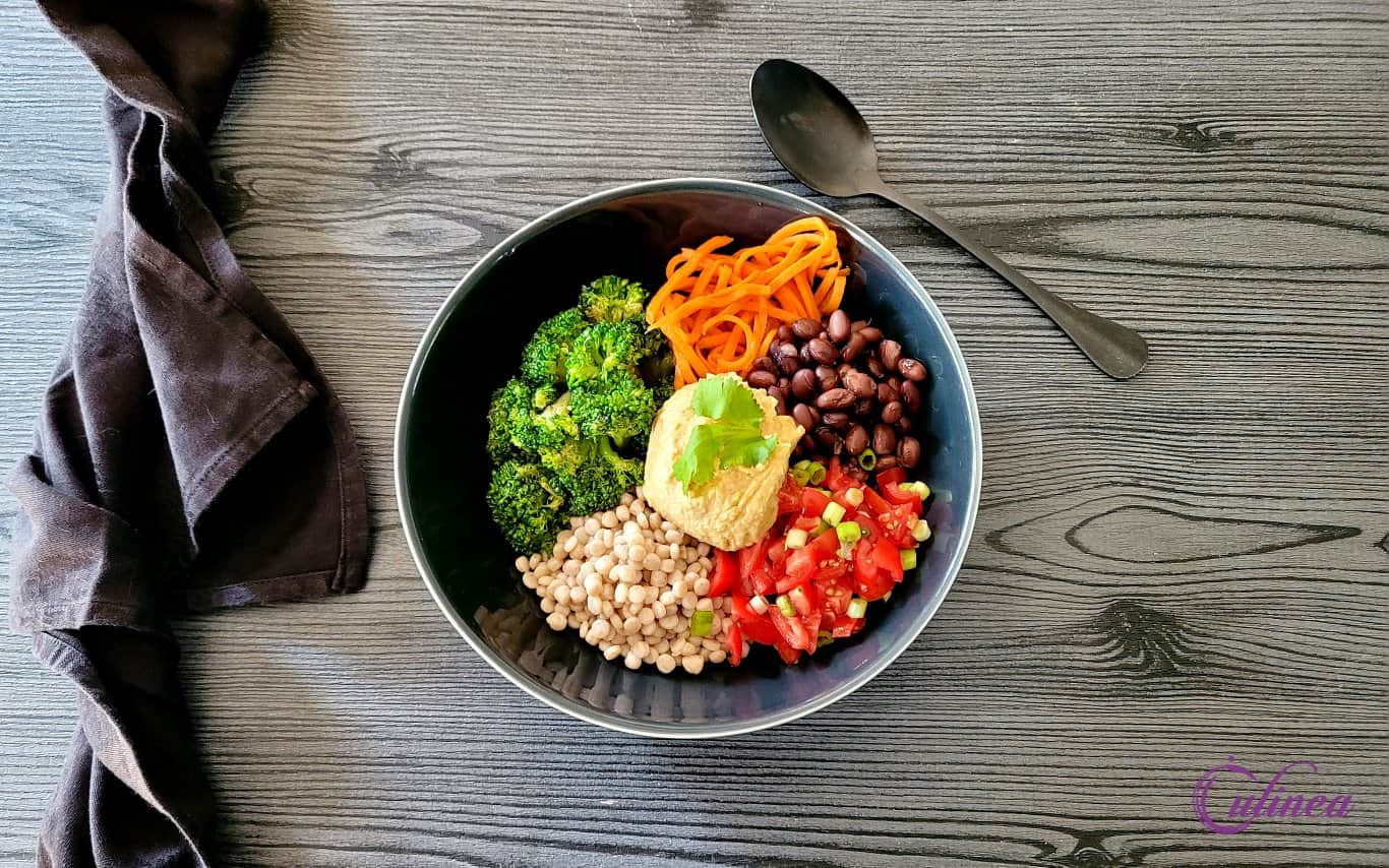 Er iets ongelooflijk geruststellends aan een maaltijd gevuld met bonen, groenten, parelcouscous en een smaakvolle zelfgemaakte hummus.