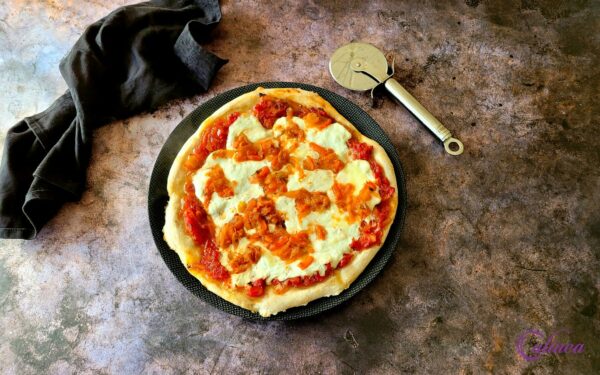 Pizza met kimchi en burrata