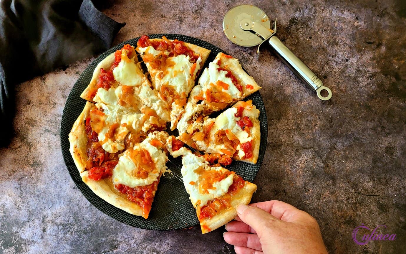 Pizza met kimchi en burrata