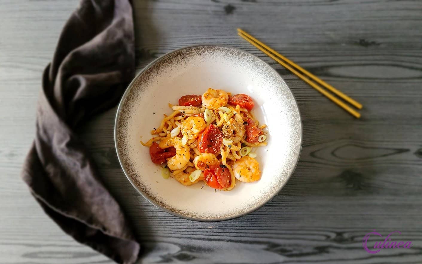 Noedels met miso garnalen en tomaten