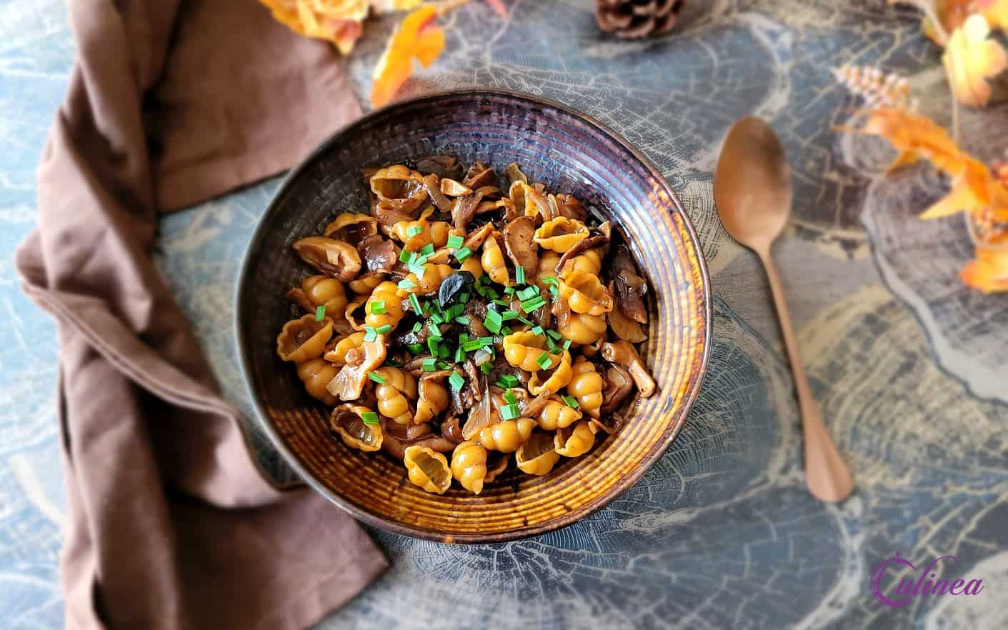 Pasta met uien en paddenstoelen
