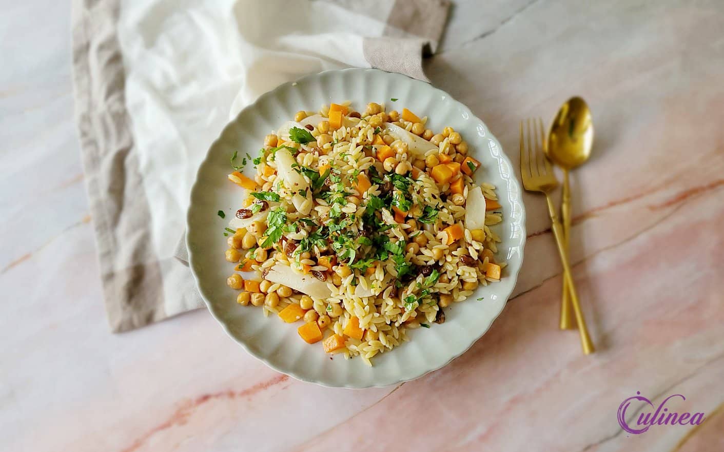 Pilaf met geroosterde groenten en kikkererwten