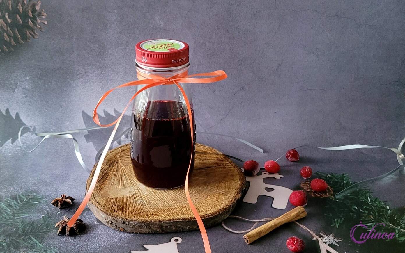 Zelfgemaakte gekruide cranberrysiroop