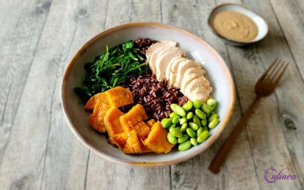 Zwarte rijstbowl met kip en groenten