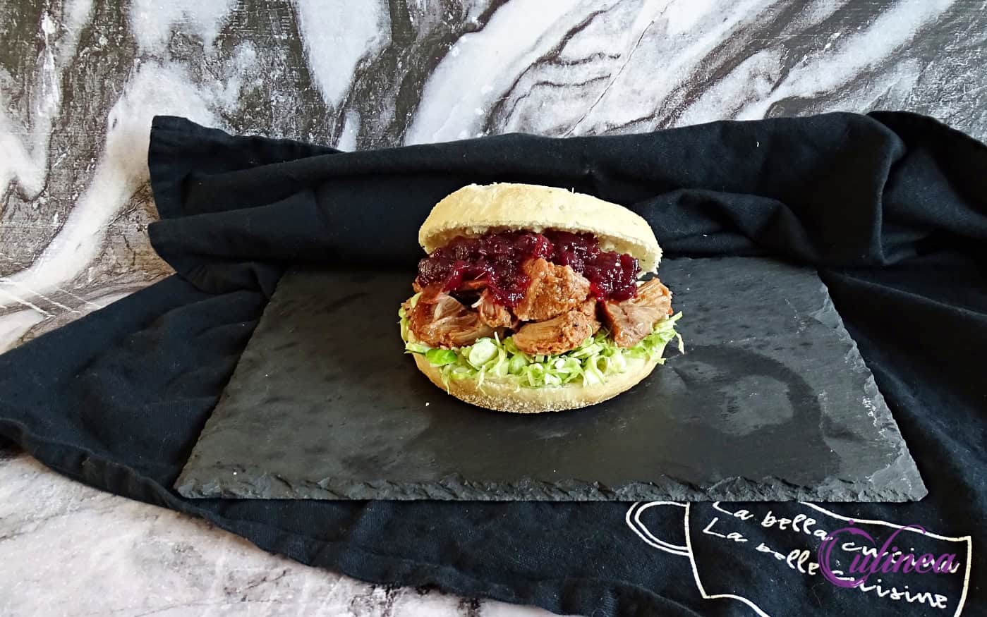 Broodje pulled kalkoen met cranberrycompote