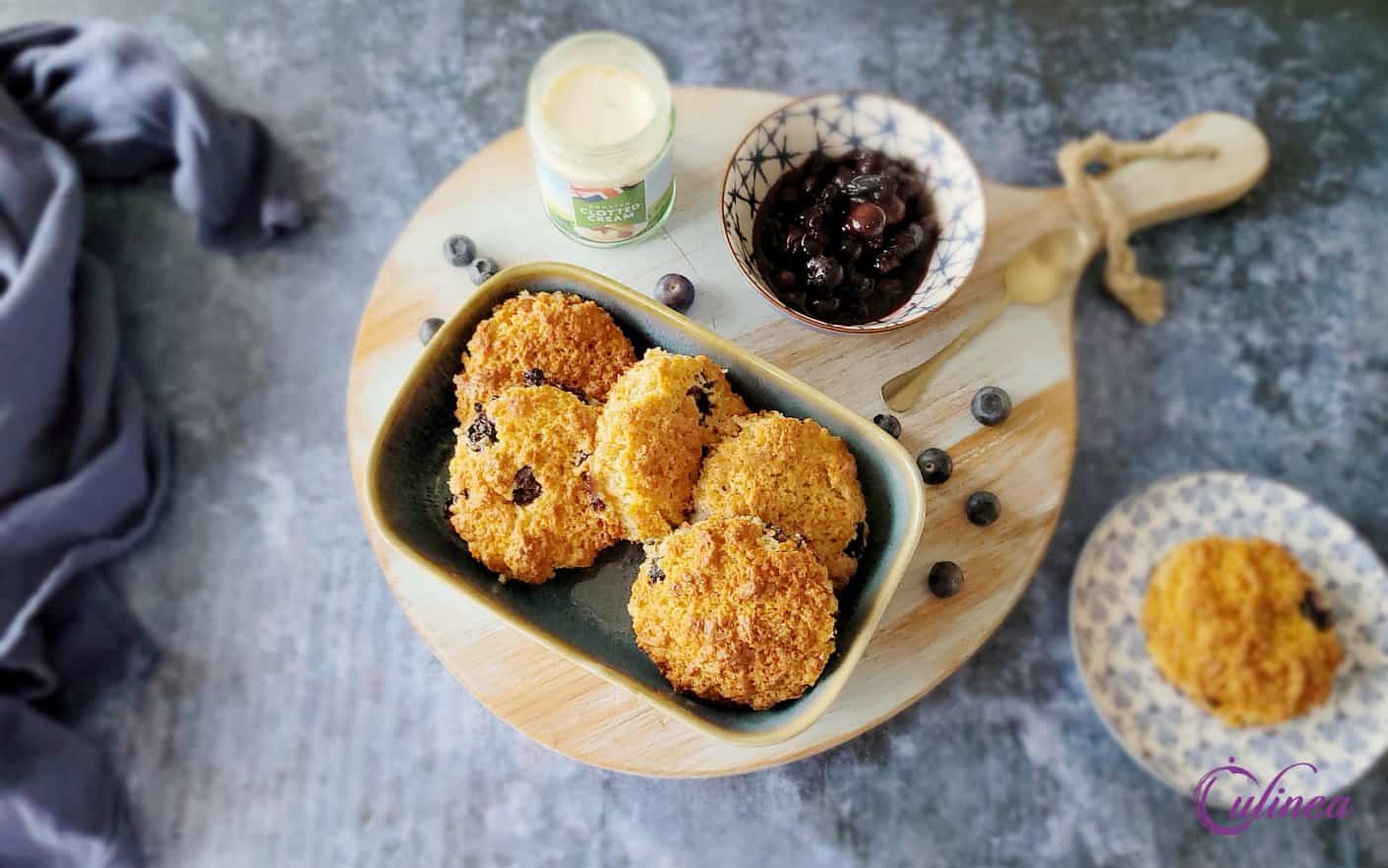 Scones met blauwe bessen en citroen